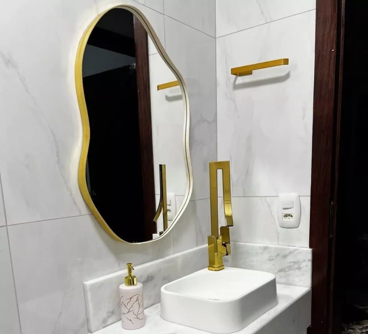 Espelho Roma 70x50 com Moldura em Couro